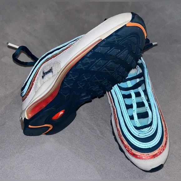 Nike Air Max Shoes - Picture 3 of 5